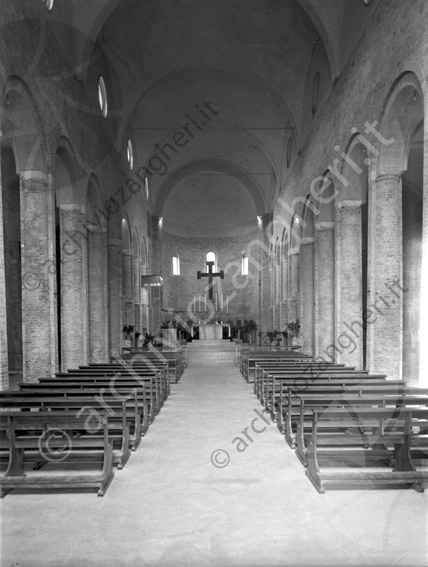Duomo di Sarsina Interno dall'ingresso (senza lampadine) Navata centrale panche colonne abside altare