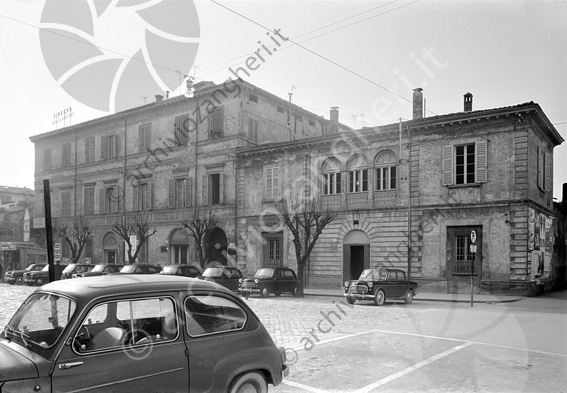 Palazzo Fabbri visti da piazza Fabbri Auto parcheggiate palazzi Tirrena assicurazioni