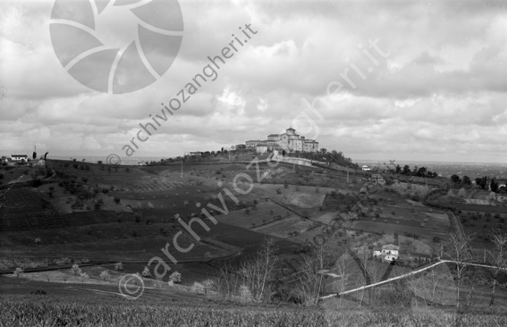 Panoramica della collina della basilica di S.Maria del monte e zona sottostante Abbazie convento chiesa campi coltivati collina