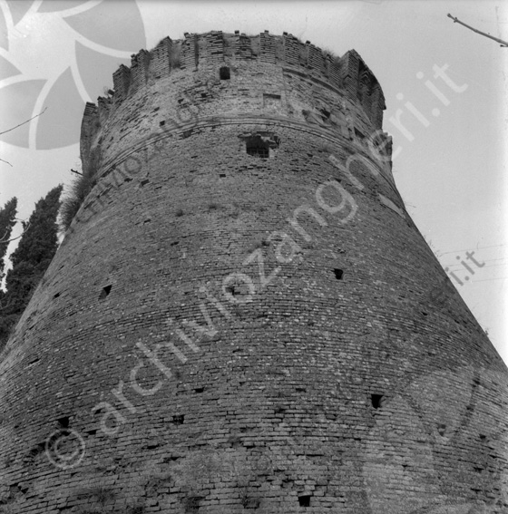 Torrione Rocca Malatestiana di Cesena dal basso Torre