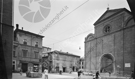 Piazza Pia vista dai Portici di Corso Mazzini Vigile vespa biciclette e pedoni cooperativa cesenate di consumo Duomo cattedrale automobile