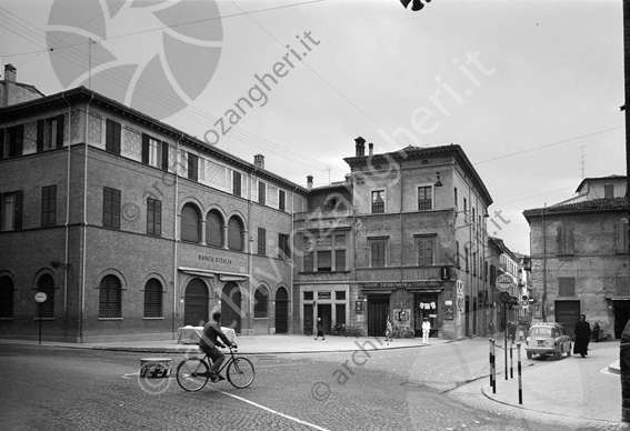 Piazza Pia vista dal corso angolo Duomo Corso Mazzini rotonda caffè foschi Banca d'Italia albergo diurno vigile bicicletta pedone automobile cooperativa cesenate di consumo corso sozzi