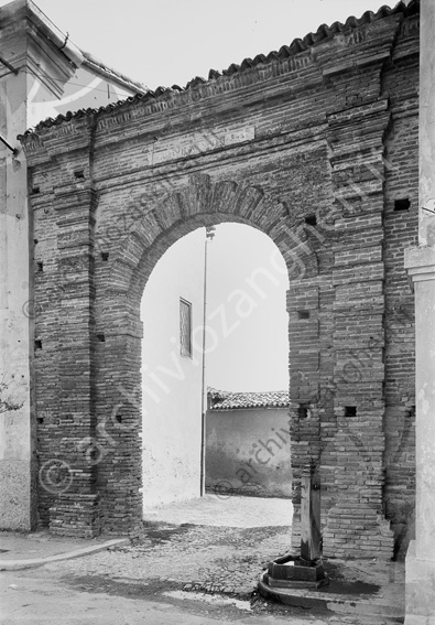 Montiano Arco in Piazza Garibaldi Arco in mattoni a vista fontanella
