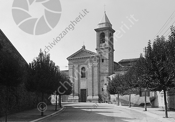 Montiano Via Vittorio Veneto e chiesa S.Agata V.M. in Montiano Strada campanile mura alberelli