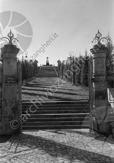 Montiano Parco Delle Rimembranze ingresso Monumento ai caduti ingresso cancello lampioni scalinata