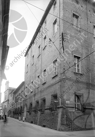 Facciata esterna Palazzo Locatelli via Milani Inferiate alle finestre antico palazzo senso unico