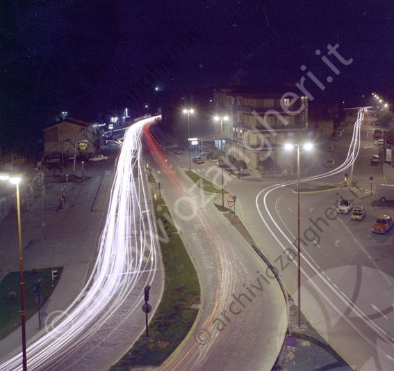 Luci traffico zona ponte nuovo Distributore Shell automobili scie luminose piazzale risorgimento via Carlo Pisacane via Emilia