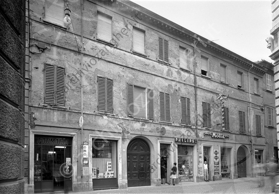 Palazzo Almerici di Corso Sozzi Negozi portone farmacia vetrine Philips panettone Motta baci Perugina Martini Cinzano
