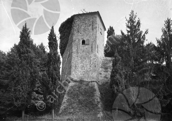 Torre quadrata Monteleone ripresa orizzontale torrione 