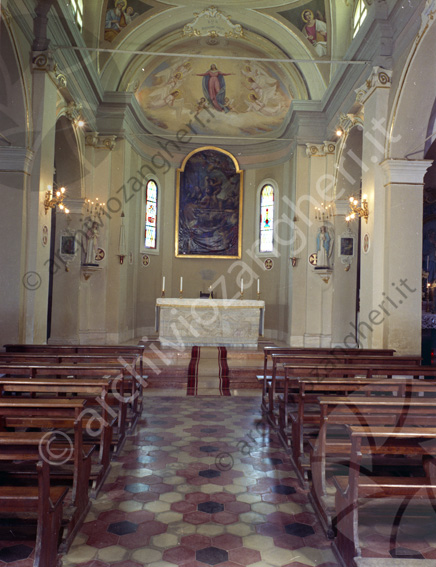 Interno della chiesa di Ranchio Altare panche affreschi quadro tappeto scalini