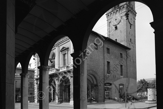 Palazzo del ridotto vista con fianco da sotto i portici Palazzo del capitano piazza alMerici bar nazionale Segafredo portici corso Mazzini