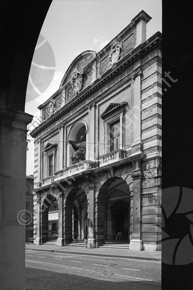 Palazzo del ridotto vista facciata da sotto i portici Palazzo del capitano terrazza statua del Papa portici e Corso Mazzini