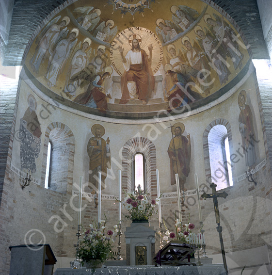 Abside della chiesa di S.Tommaso Abside affresco santi altare candeliere croce