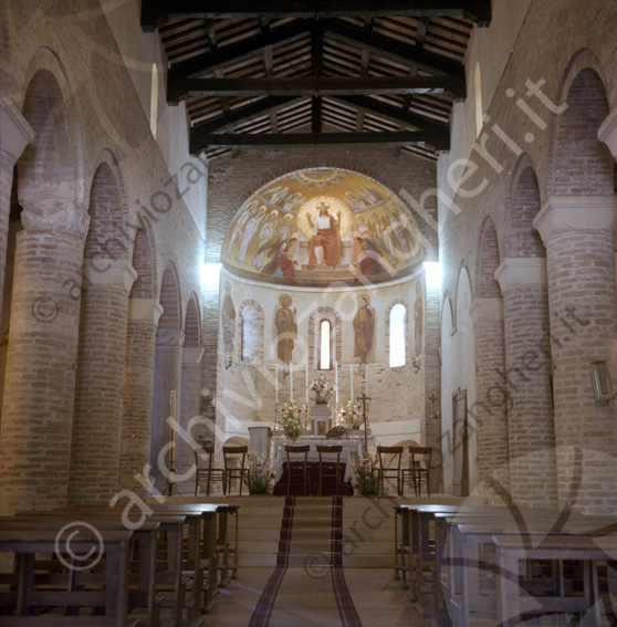 Chiesa di S.Tommaso interno Panche tappeto scalini sedie altare abside affreschi travi di legno
