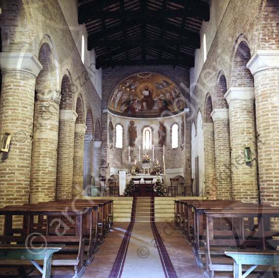 Chiesa di S.Tommaso interno Panche tappeto scalini sedie altare abside affreschi travi di legno