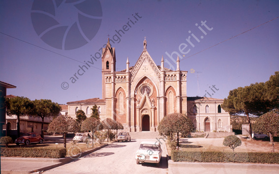 Esterno facciata chiesa di S.Carlo Campanile auto parcheggiate giardino alberelli scalinata
