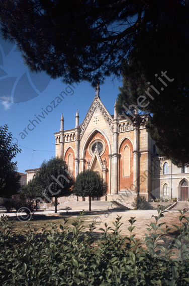 Esterno facciata chiesa di S.Carlo dal giardino Giardino alberelli scalinata