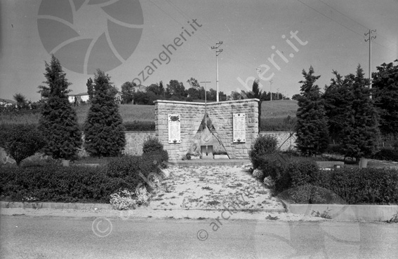 S.Donato monumento ai caduti visto di fronte Strada lapidi con incisione
