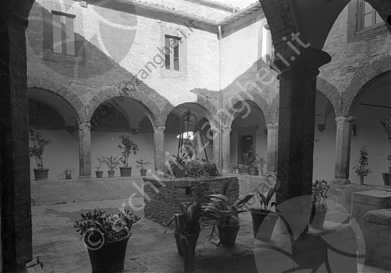 S.Agata Feltria Chiostro Convento S.Girolamo Colonne porticato posso vasi con piante