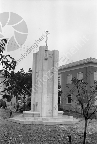 Monumento ai caduti di Gambettola Trasferito a Villa Bianchi di Cesena Ai nostri padri croce marmo