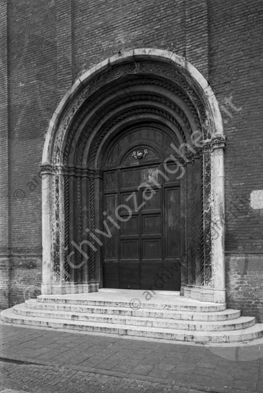 Portone in legno Duomo di Cesena Cattedrale di San Giovanni Battista Scalini portale