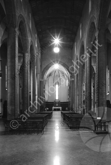 Interno navata centrale del Duomo di Cesena Cattedrale di San Giovanni Battista Navata centrale colonne luci panche
