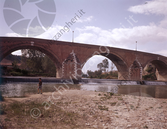 Ponte Vecchio uguale ad AS021 Bambino argine riva fiume savio cascatella