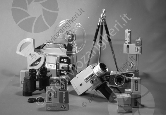 Composizione prodotti fotografici Rullini macchina fotografica treppiede cinepresa proiettore binocolo