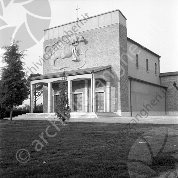 Chiesa di S.Giorgio Facciata e lato Albero croce portico