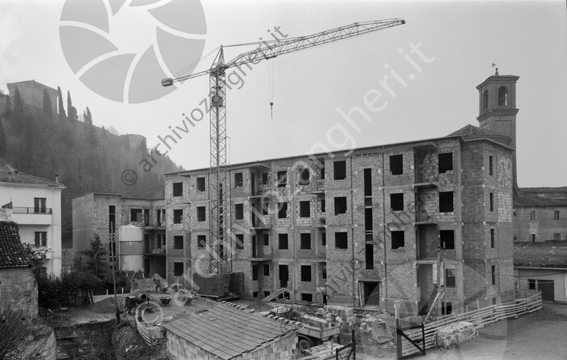 Palazzo in costruzione zona S.Domenico (Casa Socialista) Vista da Via Mura porta fiume Cantiere edile campanile gru Silos operai lavoratori mattoni camion betoniera