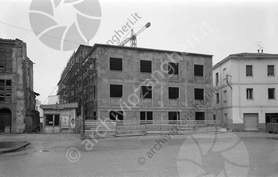 Palazzo in costruzione zona S.Domenico (Casa Socialista) vista da Viale Mazzoni Staccato cantiere edile impalcature negozio vetrina latteria