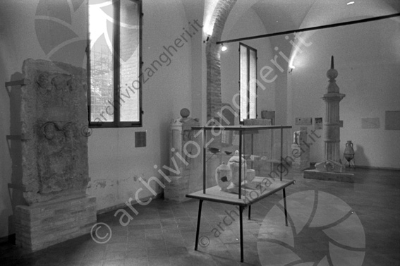 Interno museo Biblioteca Malatestiana Salone reperti archeologici