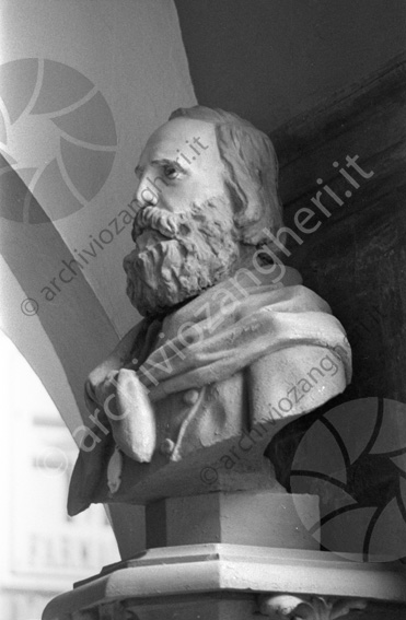 Busto di Garibaldi (portici di Via Zeffirino Re) Statua scultura corone festa pubblico bandiere