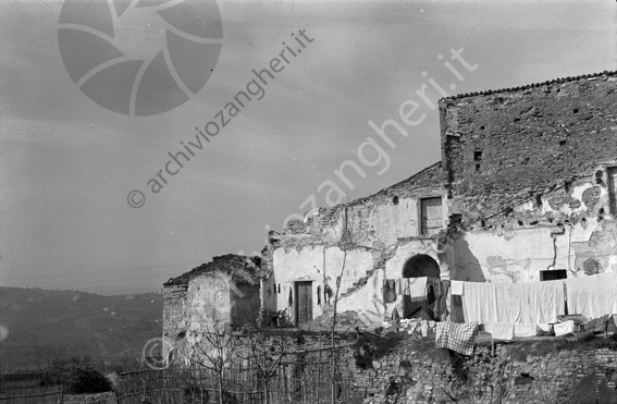 Case diroccate a Longiano VIa santa chiara 44.071836862427865, 12.325300544225891 ??? Casa diroccata ruderi distrutta panni stesi bucato