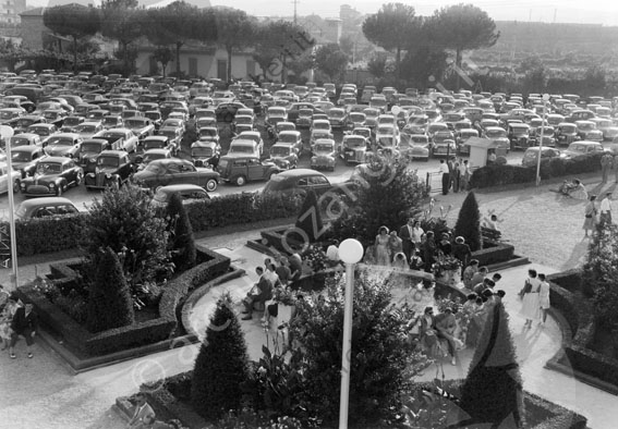 Ippodromo diurne Giardinetto e parcheggio Lampione giardino fontana panchine gente parcheggio auto