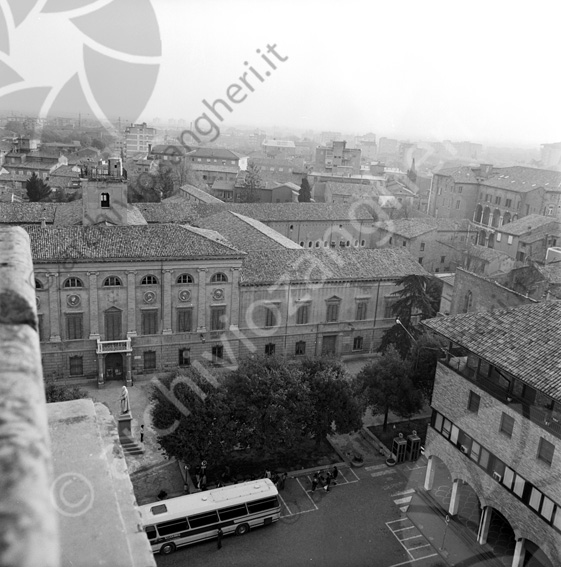 Panoramica Piazza Bufalini e Almerici dal palazzo del Ridotto Biblioteca malatestiana e liceo classico monumento statua scultura Piazza bufalini autobus parcheggi