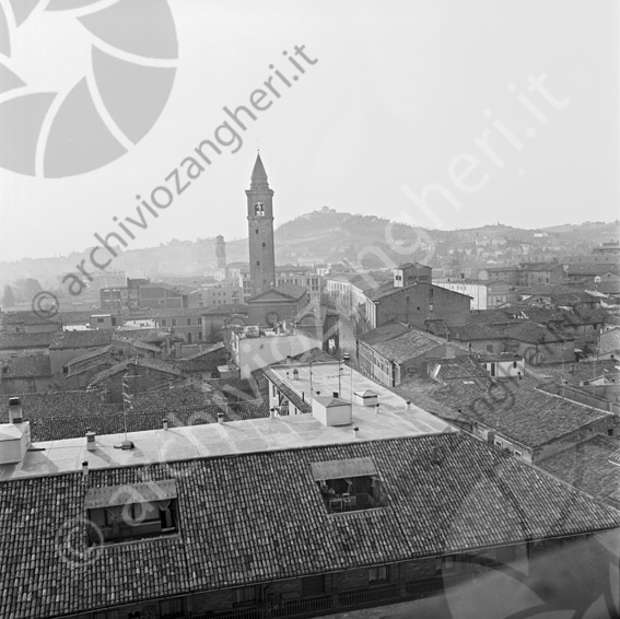 Duomo e panoramica dal palazzo del Ridotto Vista veduta panorama tetti chiesa campanile basilica di Santa Maria del Monte