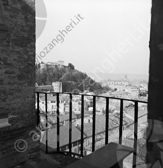 Panoramica con la Rocca dal palazzo del Ridotto (ringhiera) Balaustra rocca malatestiana chiesa di San Domenico vista veduta panorama tetti