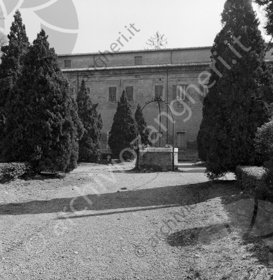 Interni giardino Biblioteca Malatestiana Chiostro di S.Francesco Pozzo vialetto alberi ghiaia chiostro di San Francesco