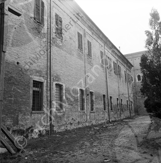 Mura esterna Biblioteca Malatestiana palazzo finestre auto 500 lavanderia renato