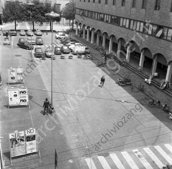 Piazza Almerici Manifesti referendum abolizione del divorzio parcheggio motorini motori biciclette Portici pulmini auto parcheggiate lampioni pedoni strisce pedonali