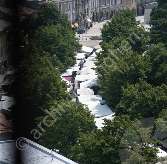 Vista panoramica dal campanile di S.Domenico Mercato in viale Mazzoni Alberi mercato ambulante Banchette bancarelle tende bianche Piazza del popolo univesti portici