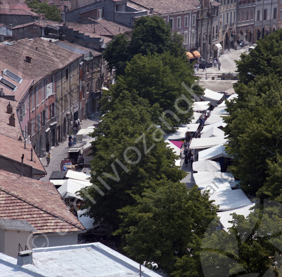 Vista panoramica dal campanile di S.Domenico Mercato in viale Mazzoni Banchette e bancarelle mercato ambulanti Piazza del popolo alberi tende bianche 