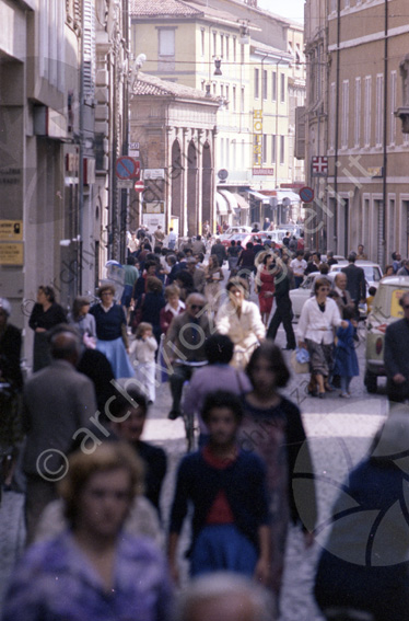 Corso Sozzi (in un momento di traffico di persone) Gente persone camminare bicicletta hotel barriera farmacia centro storico