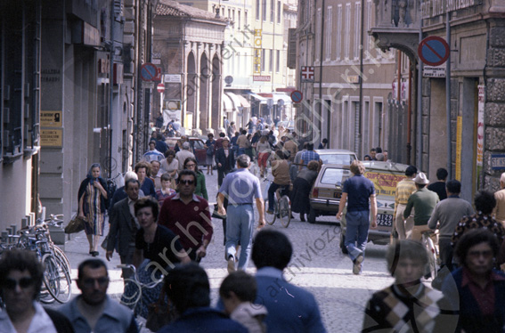 Corso Sozzi (in un momento di traffico di persone) Gente persone camminare bicicletta hotel barriera farmacia centro storico