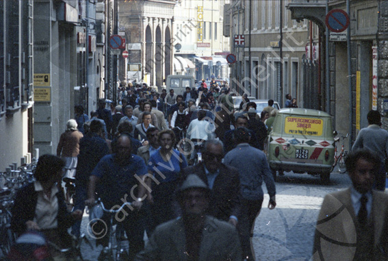 Corso Sozzi (in un momento di traffico di persone) Gente persone camminare bicicletta hotel barriera farmacia centro storico