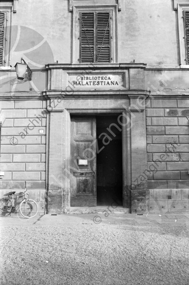 Ingresso esterno Biblioteca Malatestiana Bicicletta portone portale insegna lampione