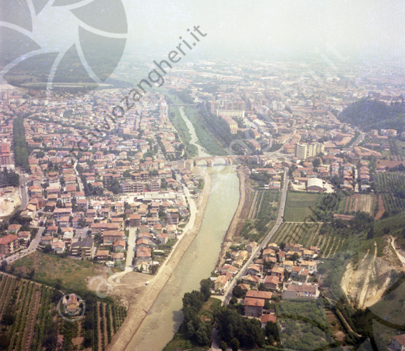 Veduta aerea di Cesena con il fiume Savio e il ponte vecchio . Nuovo ponte vecchio fiume savio argini rive campi coltivati veduta vista panorama panoramica