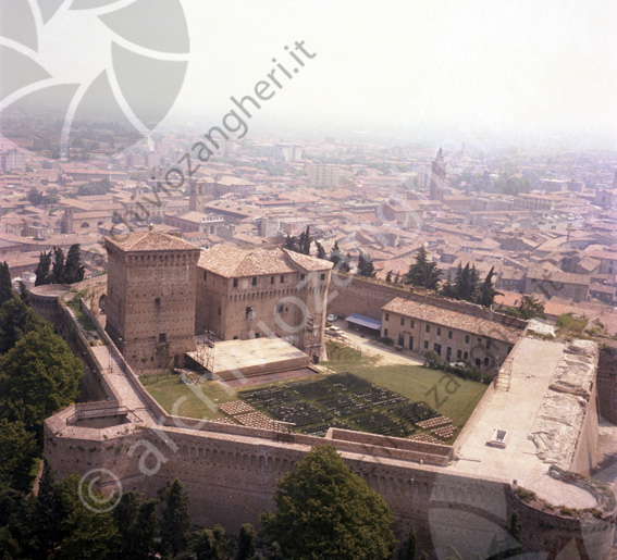 Veduta aerea di Cesena con la Rocca Malatestiana Rocca malatestiana mura e torrioni vista veduta panoramica panoramica palco Prato platea eventi e spettacoli