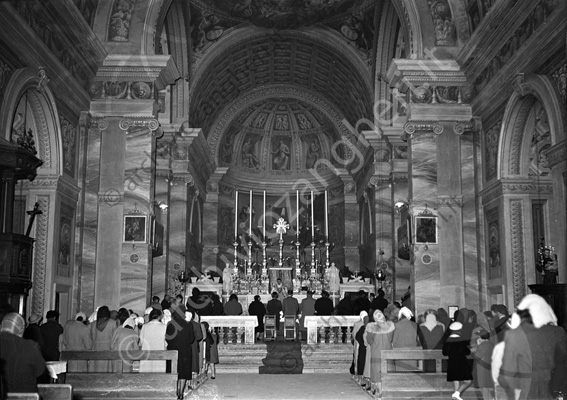 Chiesa dell'Osservanza Interno dall'ingresso (durante un matrimonio) Messa sacerdote funzione religiosa